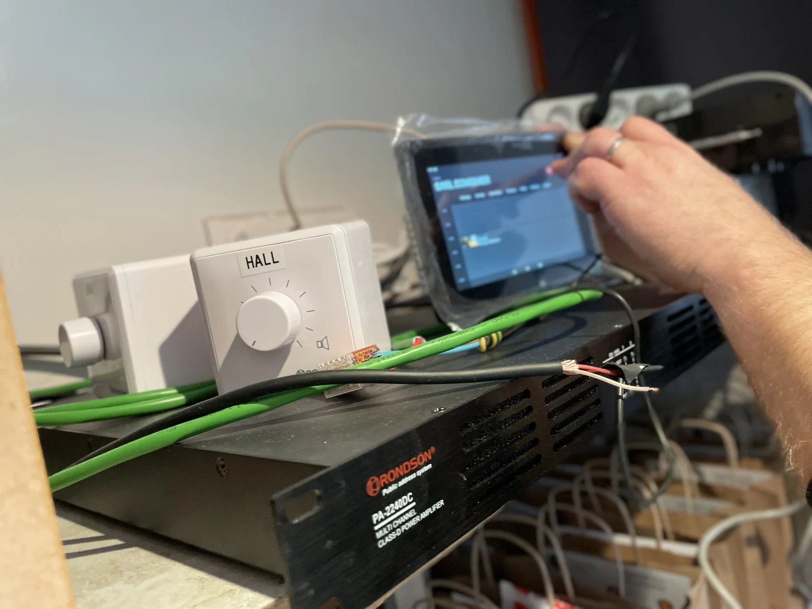 Contrôle des raccordements et de l’électronique audio.